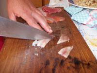 Cortar los ahumados en tiras