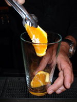 Una rodaja de naranja troceada