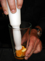 Sacar jugo con una maza o cuchara