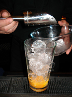 Llenar la coctelera con hielo