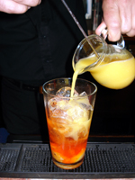 Cuatro partes de zumo de naranja