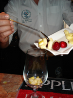 Colocar los dados de fruta en la copa