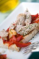 Tosta de pimientos del piquillo con ventresca de atún