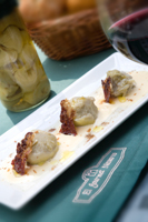 Alcachofas con torta de la Serena y virutas de ibérico