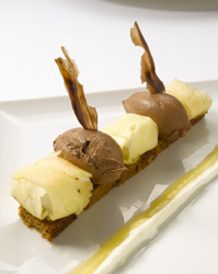 Raviolis de piña y coco con chocolates