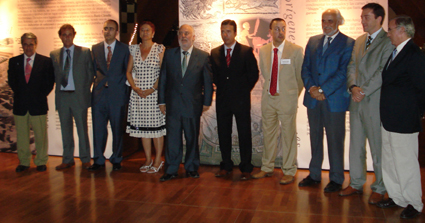 Elvira Álvarez e Isaías Pérez, dtora gral y consejero de Pesca, con los empresarios. CdM