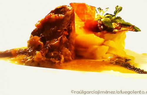  Estofado de rabo de toro relleno de foie con patatas confitadas, sal volcánica, cremoso de romero y crujiente de jamón