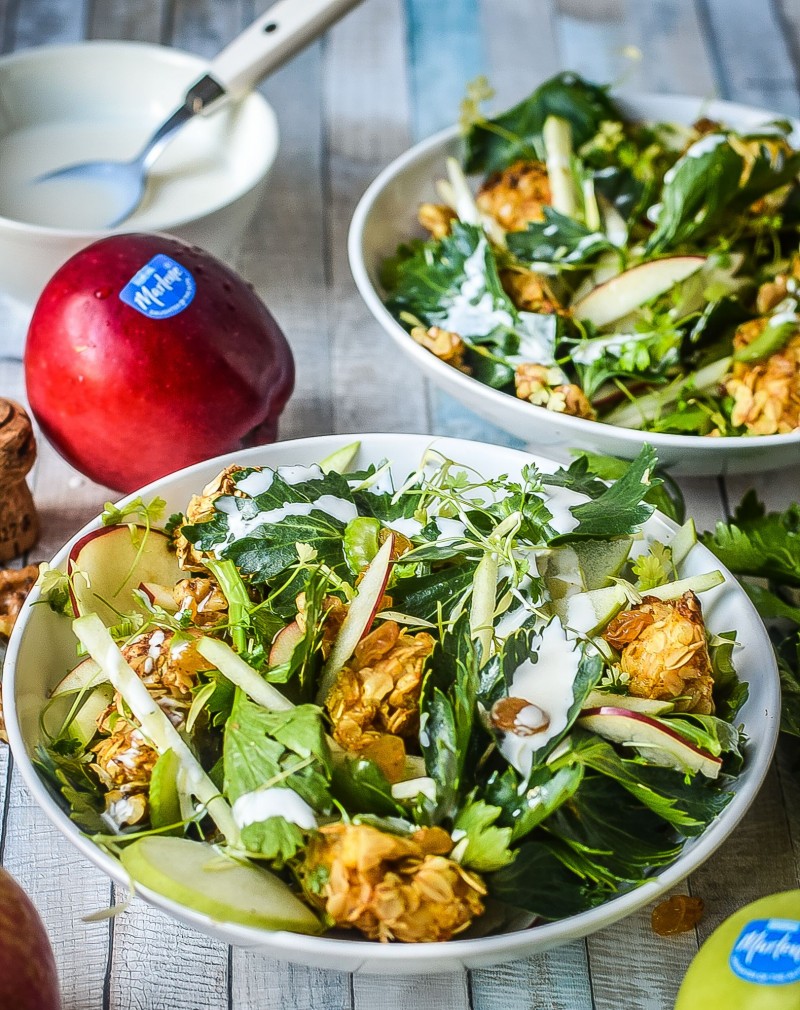 Receta de ENSALADA WALDORF CON POLLO CRUJIENTE, APIO, NUECES, MANZANA Y  ALIÑO DE CAVA. - A Fuego Lento