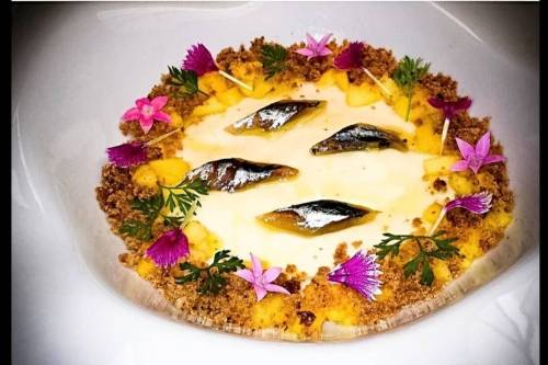 Sopa de queso la casota con mango higos macerados ,pan de especias y boquerón ahumado con aove arbequina ahumado 