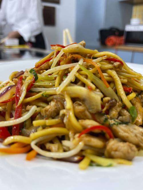 Tallarines Chinos con Pollo y Verduras 