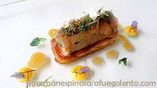 Canelón de langostino relleno de verduras de mar, papada ibérica y emulsión de azafrán | Tapas, canapés, aperitivos y bocaditos Mariscos