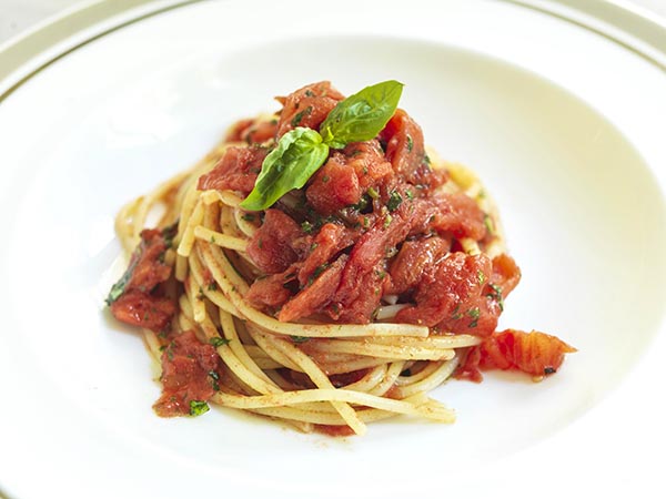 Receta Spaguetti al Pomodoro Rocco Hotels Afuegolento