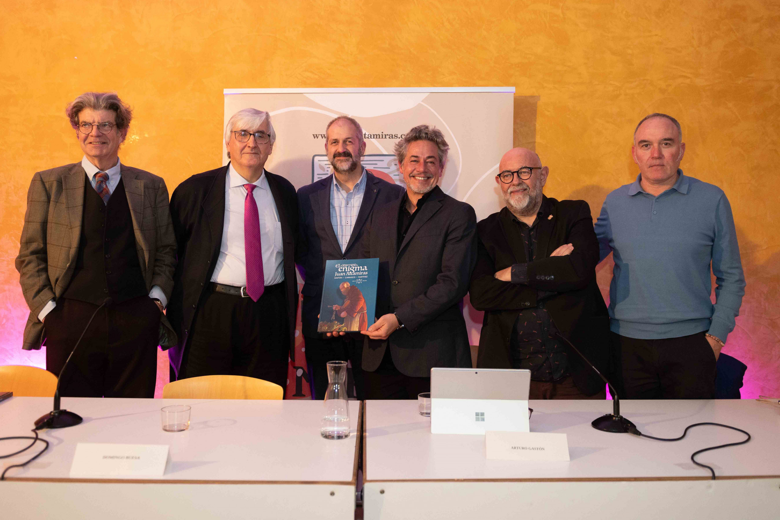 Los escritores Juan Bolea, Domingo Buesa, José Manuel Latorre, Arturo Gastón, Antón Castro y el editor Rafa Yuste al término de la presentación.