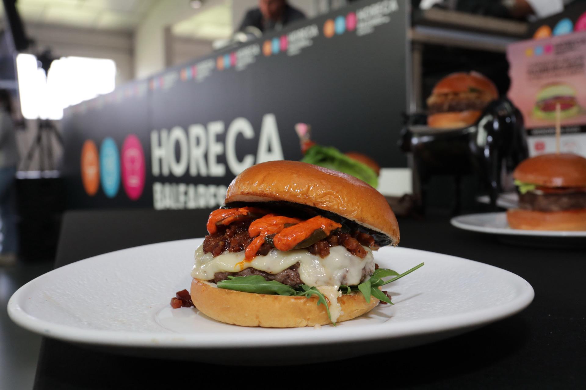 Pablo Izquierdo Guerra Whatagozo con su creación Burger de Wagyu Umami HORECA Afuegolento 1