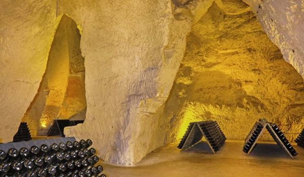 DETALLE DE UNA CUEVA SUBTERRANEA PARA LAS BOTELLAS EN RIMA