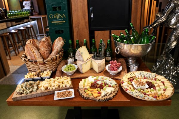 Bodegón degustación de quesos asturianos en Couzapín